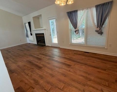 211 Dogwood Avenue - Photo Thumbnail 4