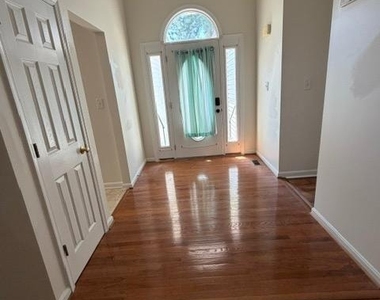 211 Dogwood Avenue - Photo Thumbnail 3