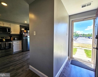 6902 Villa Del Rey Court - Photo Thumbnail 5