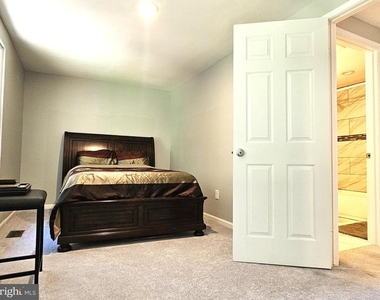6902 Villa Del Rey Court - Photo Thumbnail 11