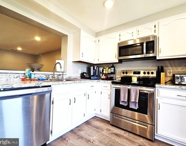 6902 Villa Del Rey Court - Photo Thumbnail 2