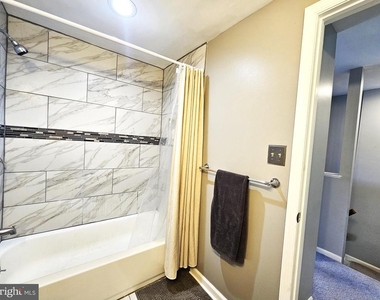 6902 Villa Del Rey Court - Photo Thumbnail 13