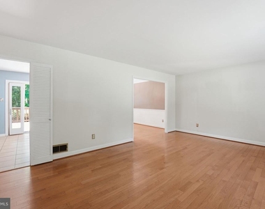 8609 Woodview Drive - Photo Thumbnail 4
