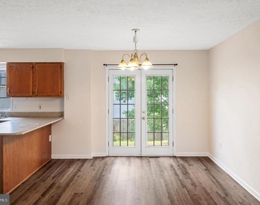 206 Emily Lane - Photo Thumbnail 4