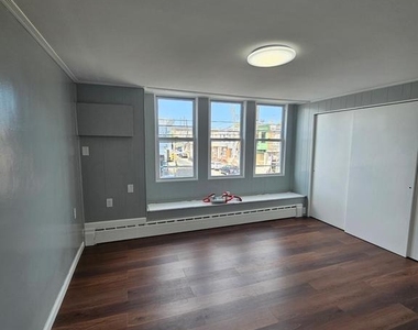 752 E Tioga Street - Photo Thumbnail 2