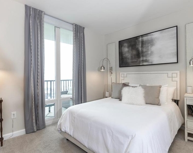 207 W Washington Square - Photo Thumbnail 20
