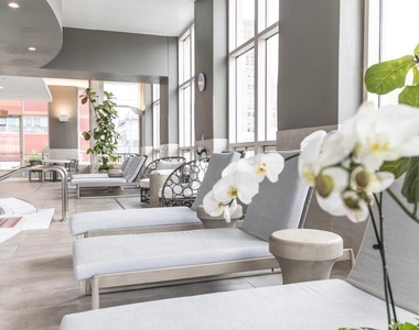 207 W Washington Square - Photo Thumbnail 8