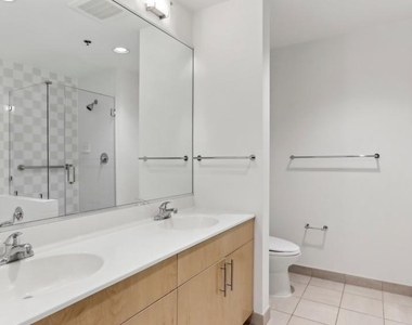 204 W Washington Square - Photo Thumbnail 22