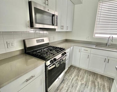 3103 Beachview Lane - Photo Thumbnail 13