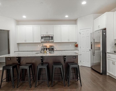 413 N Orchard Street - Photo Thumbnail 3