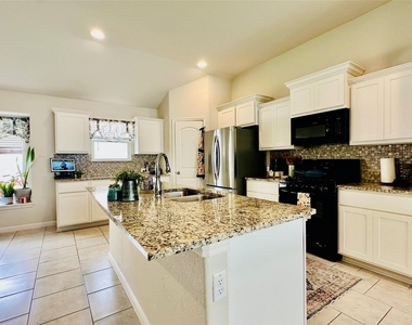 5613 Sacco St - Photo Thumbnail 5