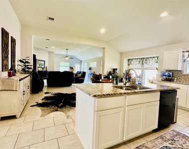 5613 Sacco St - Photo Thumbnail 4
