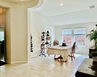 5613 Sacco St - Photo Thumbnail 13