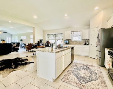 5613 Sacco St - Photo Thumbnail 3