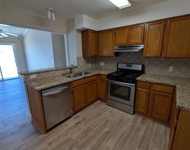 5914 Green Acres St - Photo Thumbnail 4