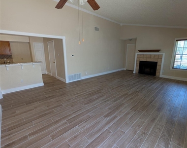 5914 Green Acres St - Photo Thumbnail 2