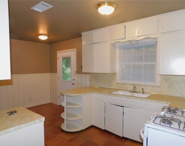 1400 Berkshire Dr - Photo Thumbnail 9