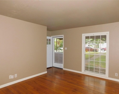 1400 Berkshire Dr - Photo Thumbnail 7