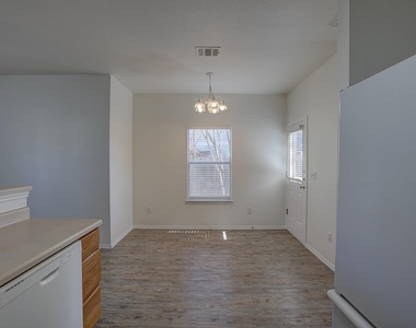1102 E 3rd St - Photo Thumbnail 10