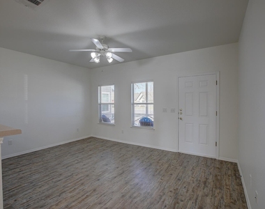 1102 E 3rd St - Photo Thumbnail 7