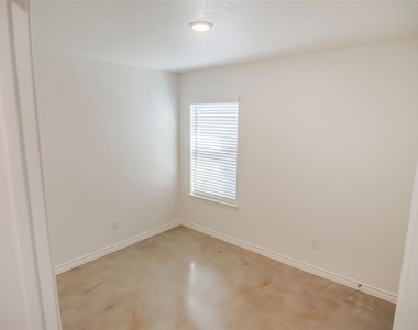 1261 Lehmann Dr - Photo Thumbnail 8