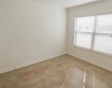 1261 Lehmann Dr - Photo Thumbnail 4