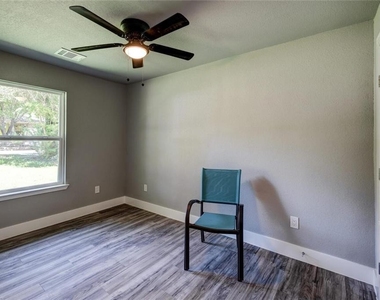 2321 Lakehurst Dr - Photo Thumbnail 14