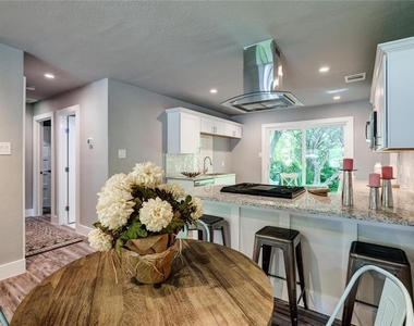 2321 Lakehurst Dr - Photo Thumbnail 3