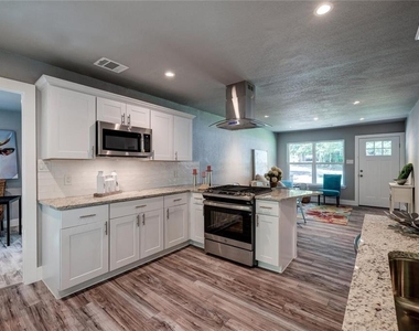 2321 Lakehurst Dr - Photo Thumbnail 2