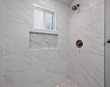 2321 Lakehurst Dr - Photo Thumbnail 16
