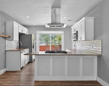 2321 Lakehurst Dr - Photo Thumbnail 1