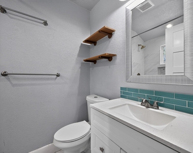 2321 Lakehurst Dr - Photo Thumbnail 15