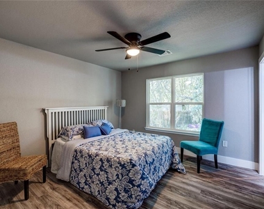 2321 Lakehurst Dr - Photo Thumbnail 9