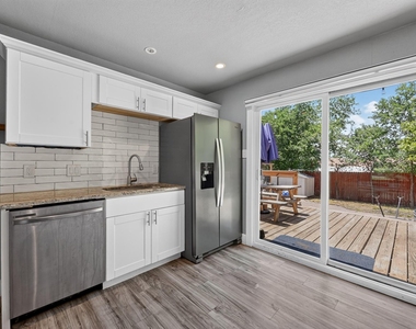 2321 Lakehurst Dr - Photo Thumbnail 3