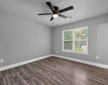 2321 Lakehurst Dr - Photo Thumbnail 11