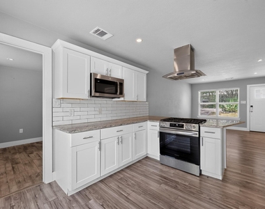 2321 Lakehurst Dr - Photo Thumbnail 4