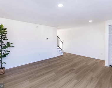 1117 Circle Drive - Photo Thumbnail 2