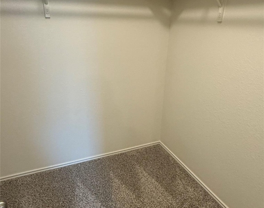 100 Granville Ct - Photo Thumbnail 12