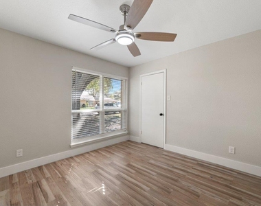 1313 Redbud Trl - Photo Thumbnail 12