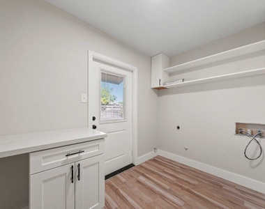 1313 Redbud Trl - Photo Thumbnail 13