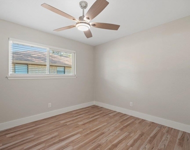 1313 Redbud Trl - Photo Thumbnail 11