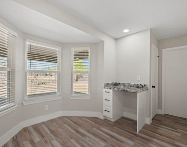 1313 Redbud Trl - Photo Thumbnail 5