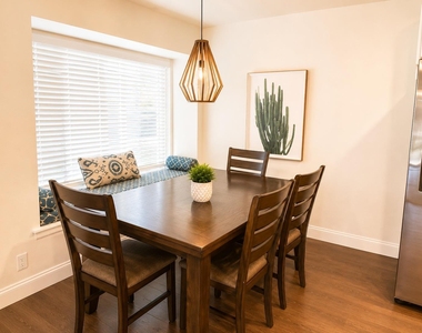 9002 Lodge Ct - Photo Thumbnail 7