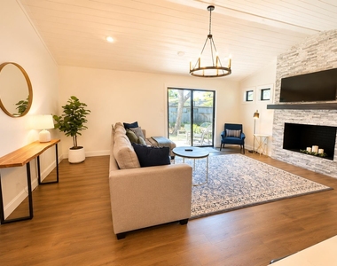 9002 Lodge Ct - Photo Thumbnail 3