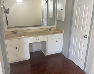 7604 Bender Dr - Photo Thumbnail 10