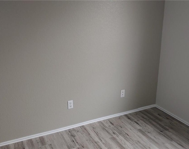 2739 Fairview Dr - Photo Thumbnail 15