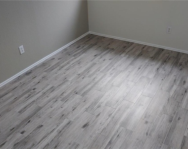 2739 Fairview Dr - Photo Thumbnail 11