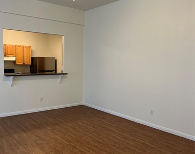 1105 Advance St - Photo Thumbnail 3