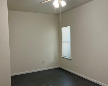 1105 Advance St - Photo Thumbnail 12
