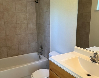1105 Advance St - Photo Thumbnail 17